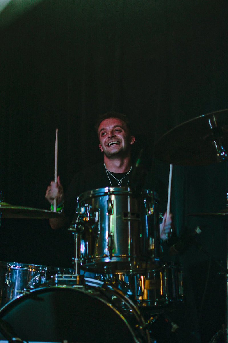 Just 4 minutes of your time can keep a drummer this happy as winter approaches. 

Addicted out on all platforms  ❄️ 
#new #music #newmusic #indie #rock #drummer #spotify #applemusic