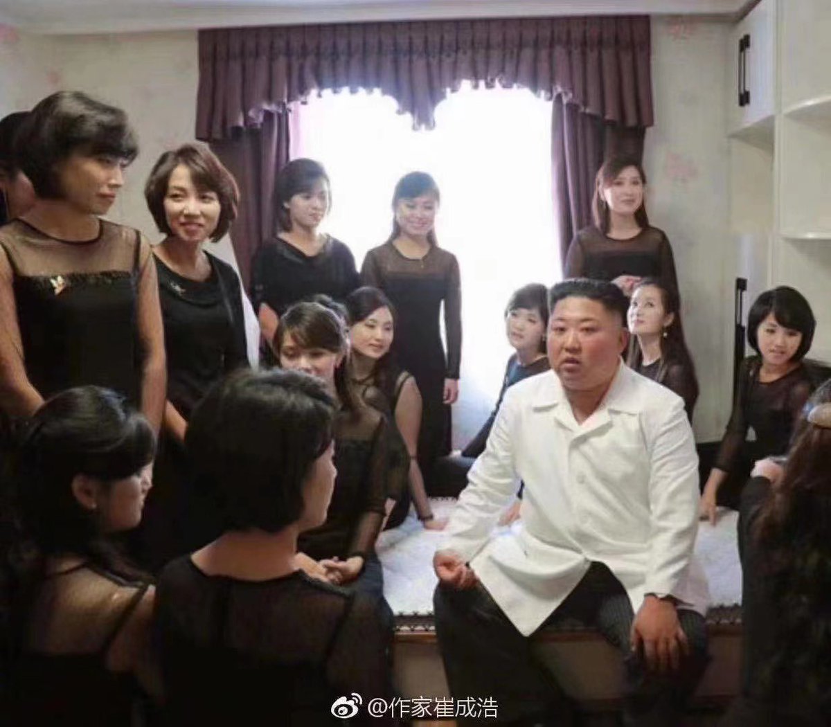 jason27873170's tweet photo. 女文工团员为啥都围在食堂大师傅的炕周围？ https://t.co/NOekrL5xan