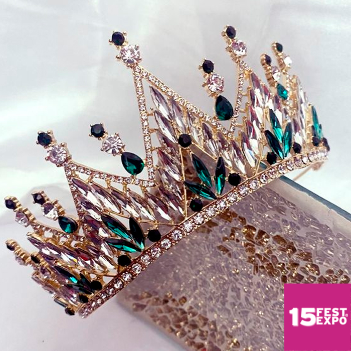 ¡Nos encanta!
Extraordinaria corona para complementar tus accesorios para tus xv años, ad hoc con el color de tu vestido. 👸💚✨👑