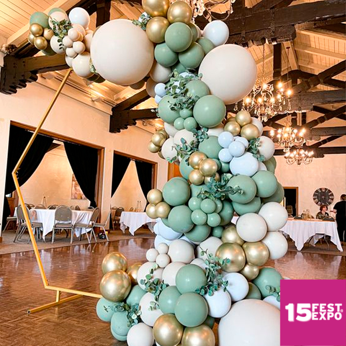 ¿Qué te parece esta extraordinaria decoración de globos en la entrada? 💚👸✨🎈🎈