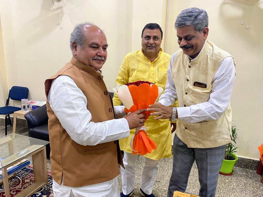 DDUGU_Official's tweet photo. माननीय केंद्रीय कृषि मंत्री श्री नरेंद्र सिंह तोमर से गोरखपुर एयरपोर्ट लाउंज में शिष्टाचार भेंट करते कुलपति प्रो. राजेश सिंह। https://t.co/2i9AedzUrU