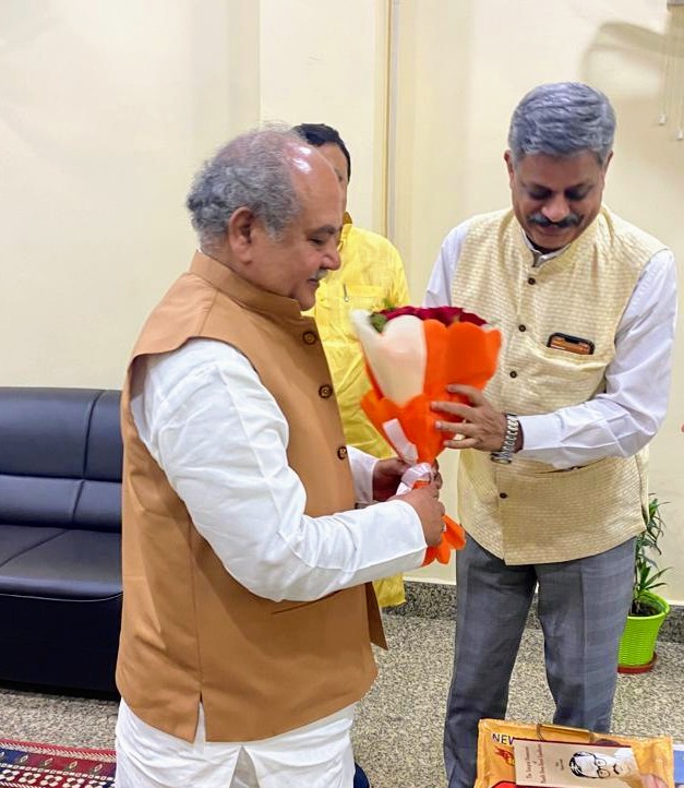 DDUGU_Official's tweet photo. माननीय केंद्रीय कृषि मंत्री श्री नरेंद्र सिंह तोमर से गोरखपुर एयरपोर्ट लाउंज में शिष्टाचार भेंट करते कुलपति प्रो. राजेश सिंह। https://t.co/2i9AedzUrU