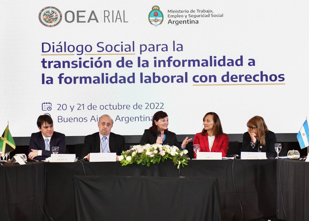RIAL_OAS's tweet photo. ¡Los retos deben enfrentarse en equipo! 

Así luce la cabecera de nuestro Taller de informalidad, que reúne a más de 25 delegaciones de Ministerios de Trabajo. 

🤝 Trabajadores 
🤝 Empleadores 
🤝 Gobierno 
🤝 Organizaciones Internacionales 

¡Avanzamos! https://t.co/SMvEAC7SmH