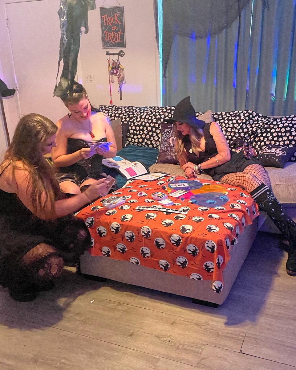 AmyBaby_22's tweet photo. Hocus Pocus game night was a success! @TheOpGames came THROUGH. Thanks @Tryazon for choosing me to host, using the fun games #VENN and #HuesandCues you will love these games if you like guessing and clues. Amazing what our brains can figure out!!#tryazon #theopgames #BringTheFun https://t.co/zwhFrE5YrS