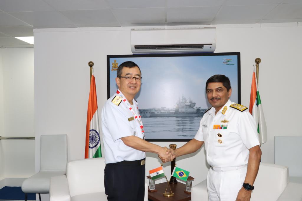 indiannavy's tweet image. #DefExpo2022
VAdm Sandeep Naithani #COM met VAdm (NE) Celso Mizutani Koga, Director of Navy Programme Management, #BrazilNavy 20 Oct 22. Enriching consultations on opportunities to enhance bilateral defence technology collaboration.
#India-#Brazil🇧🇷
#BridgesofFriendship
@marmilbr