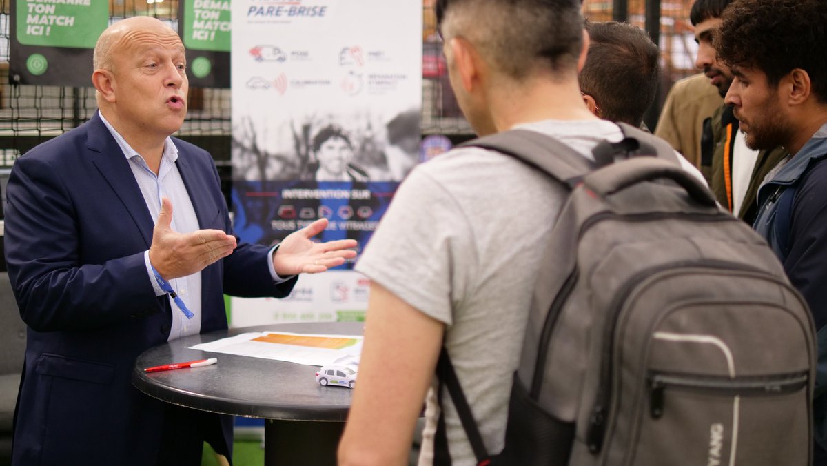 France2023's tweet photo. 🏉 @OvaleCitoyen était présent à nos côtés pour ce dernier job dating à Paris  

Les réfugiés statutaires ont pu participer à un temps de rugby inclusif avant de rencontrer plusieurs entreprises 💼 

#RWC2023 | #rugby | @GSOSsolidarites | @EricLejoindre https://t.co/YTiJ6VVHXw