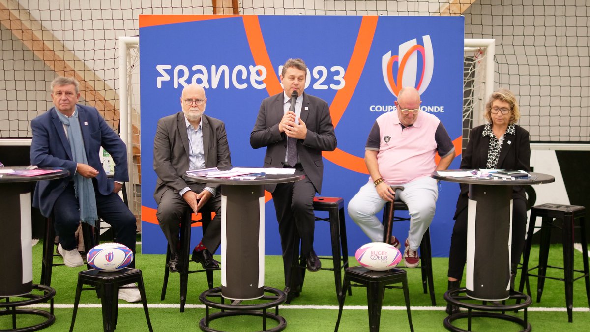 France2023's tweet photo. 🏉 @OvaleCitoyen était présent à nos côtés pour ce dernier job dating à Paris  

Les réfugiés statutaires ont pu participer à un temps de rugby inclusif avant de rencontrer plusieurs entreprises 💼 

#RWC2023 | #rugby | @GSOSsolidarites | @EricLejoindre https://t.co/YTiJ6VVHXw