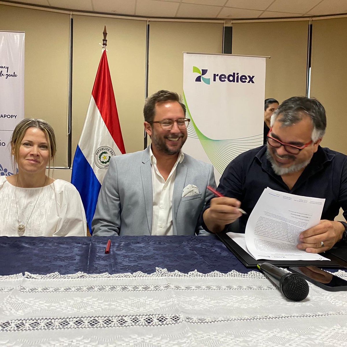 fic_py's tweet photo. Hoy realizamos la firma del convenio con @REDIEXParaguay @PuatararaFilms #ccspy #Planeador y la FIC, mediante el cual lograremos la realización del @creamaspy el gran encuentro de las industrias creativas en Paraguay 🇵🇾 ✨🙌🏻 https://t.co/jHO4wI6c8P