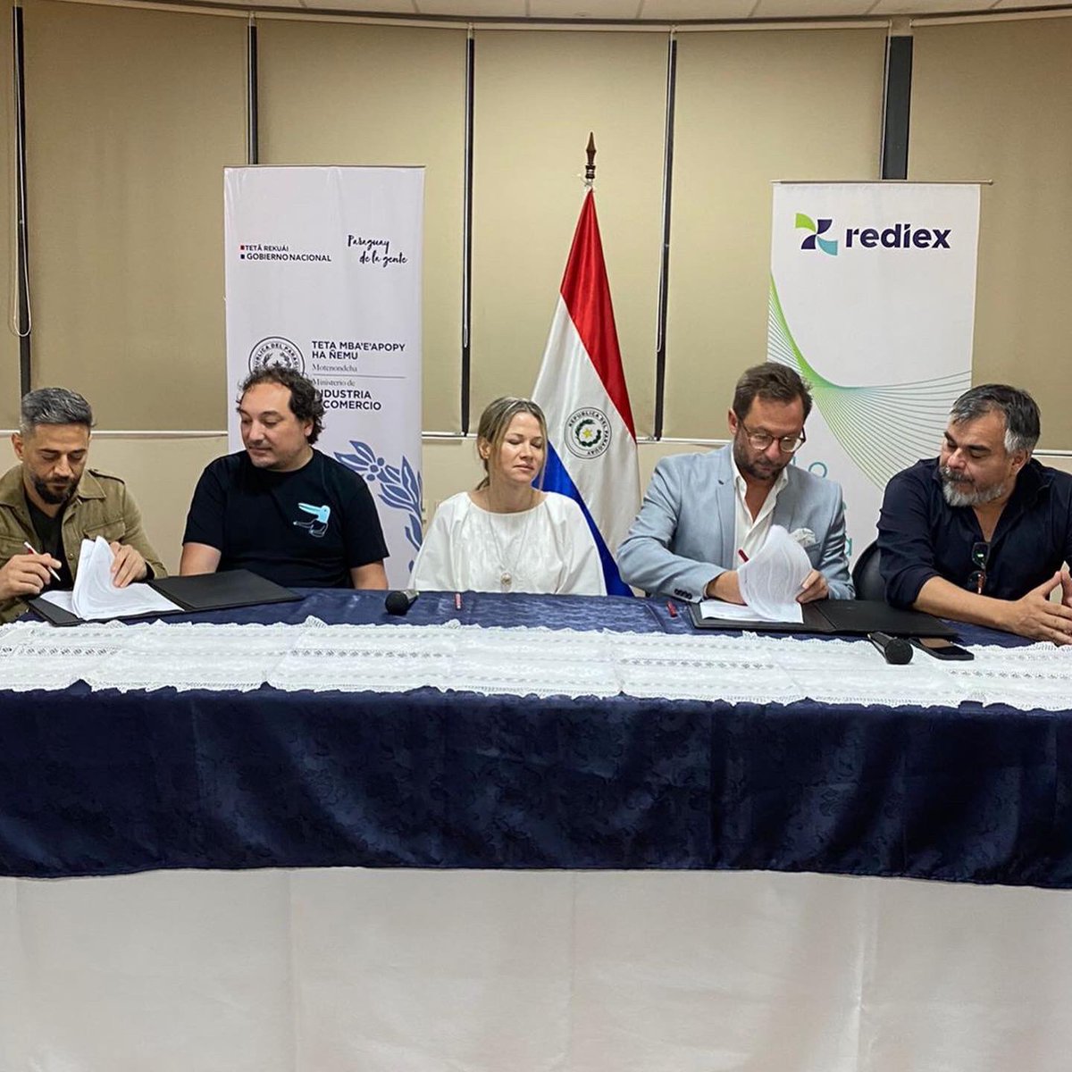 fic_py's tweet photo. Hoy realizamos la firma del convenio con @REDIEXParaguay @PuatararaFilms #ccspy #Planeador y la FIC, mediante el cual lograremos la realización del @creamaspy el gran encuentro de las industrias creativas en Paraguay 🇵🇾 ✨🙌🏻 https://t.co/jHO4wI6c8P