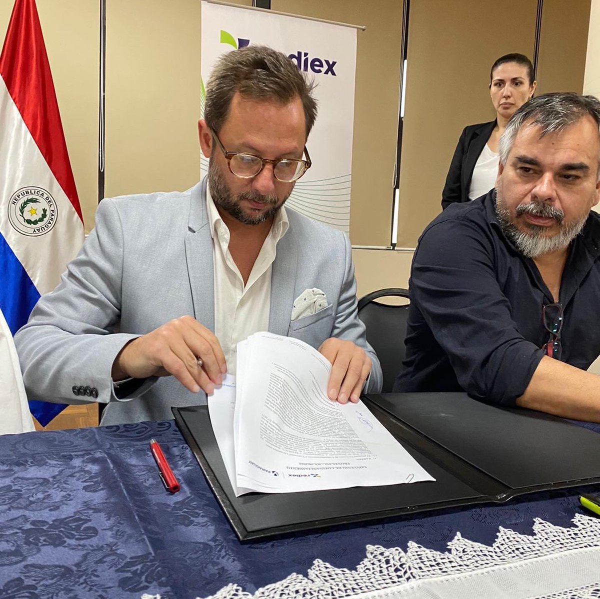 fic_py's tweet photo. Hoy realizamos la firma del convenio con @REDIEXParaguay @PuatararaFilms #ccspy #Planeador y la FIC, mediante el cual lograremos la realización del @creamaspy el gran encuentro de las industrias creativas en Paraguay 🇵🇾 ✨🙌🏻 https://t.co/jHO4wI6c8P