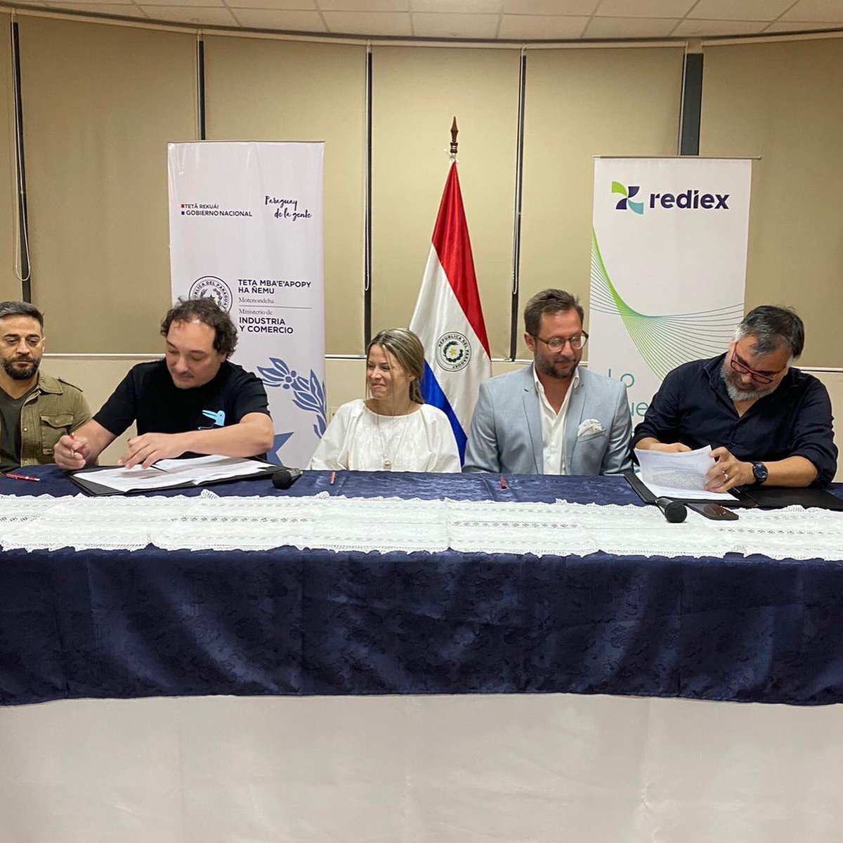 fic_py's tweet photo. Hoy realizamos la firma del convenio con @REDIEXParaguay @PuatararaFilms #ccspy #Planeador y la FIC, mediante el cual lograremos la realización del @creamaspy el gran encuentro de las industrias creativas en Paraguay 🇵🇾 ✨🙌🏻 https://t.co/jHO4wI6c8P