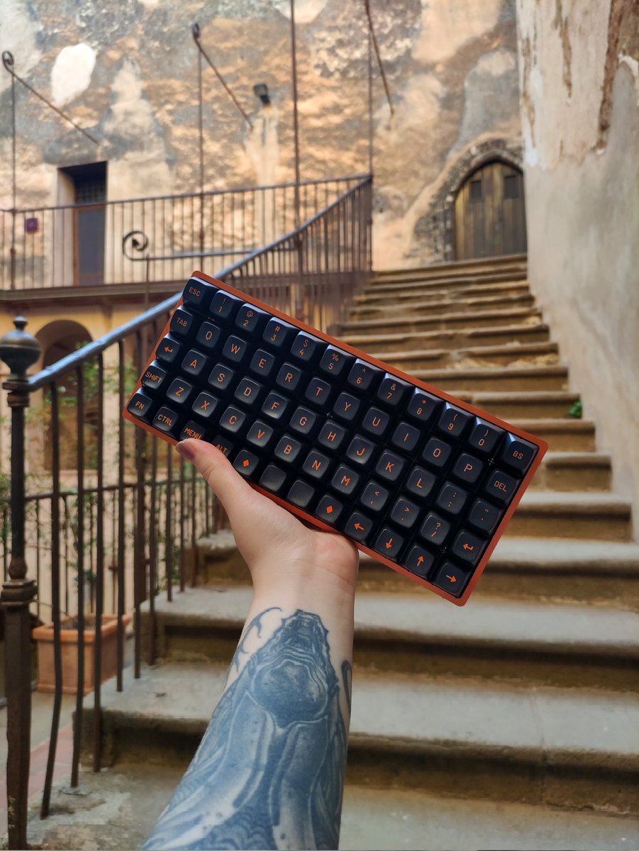 🔸Preonic in Sicilian castle 

#mechanicalkeyboard #keyboard #mechkeyboard #customkeyboard