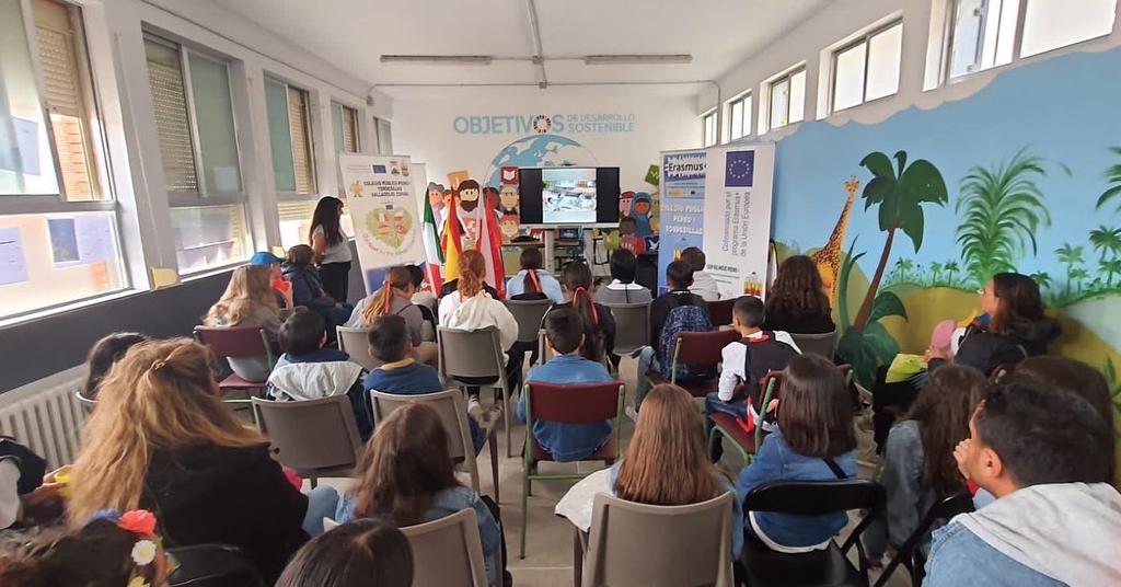 TurkeyPlus's tweet photo. 🇹🇷🇪🇸İspanya öğrenci hareketliliğimizde iklim değişikliği ve yenilenebilir enerji çalışmaları öğrencilerce  sunuldu.Aynı adlı @tretwinning projesi değerlendirildi.
@tcmeb
@ABBaskanligi @ulusalajans
@1Havaikmal
@EskisehirMem
@odunpazarimem
@COLEGIOPEDROI
@one_climate
@ErasmusWater https://t.co/WAuaZYwcMf