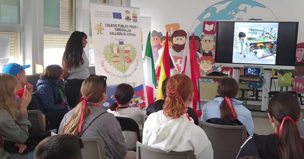 TurkeyPlus's tweet photo. 🇹🇷🇪🇸İspanya öğrenci hareketliliğimizde iklim değişikliği ve yenilenebilir enerji çalışmaları öğrencilerce  sunuldu.Aynı adlı @tretwinning projesi değerlendirildi.
@tcmeb
@ABBaskanligi @ulusalajans
@1Havaikmal
@EskisehirMem
@odunpazarimem
@COLEGIOPEDROI
@one_climate
@ErasmusWater https://t.co/WAuaZYwcMf