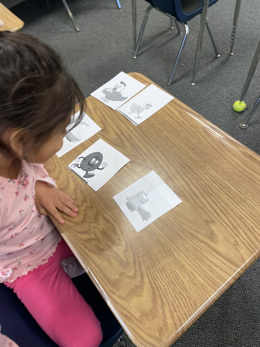 ellgcs's tweet photo. Kindergarten students actively working in Mr. Medina’s EL class. Juicy Play and Differentiated Tasks @PilotPrincipal1 @Super_GCS @taperkin https://t.co/QV360VjwWK