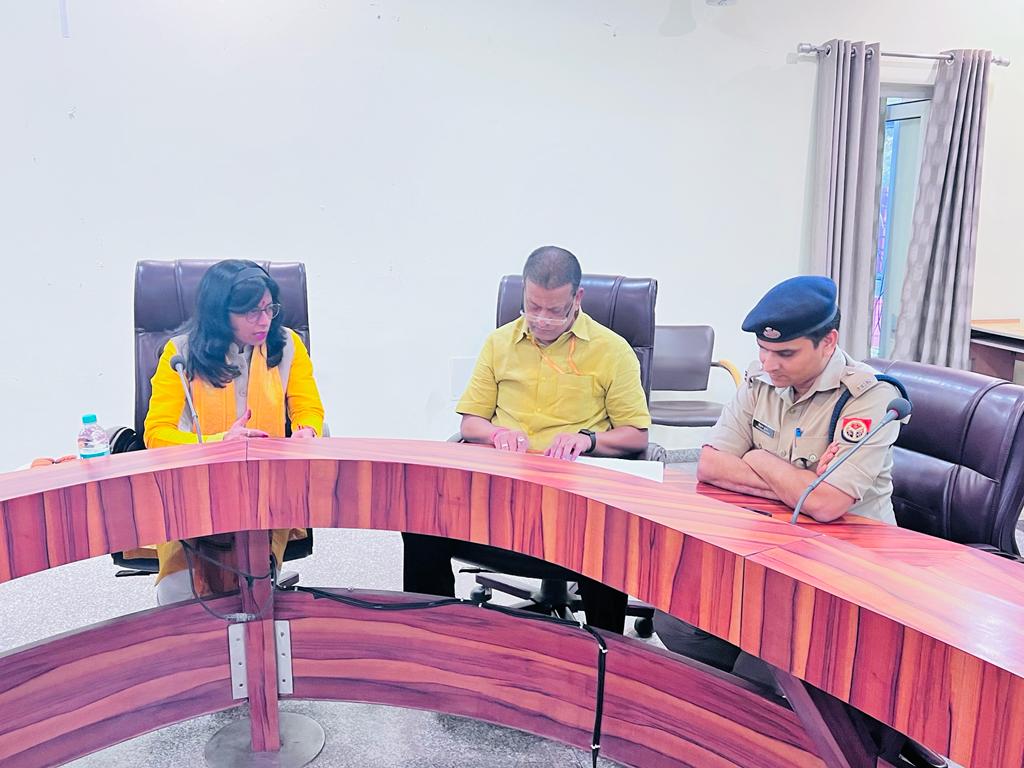 NCSC_GoI's tweet photo. राष्ट्रीय अनुसूचित जाति आयोग की माननीय सदस्या @anjubalabjp ने आगरा ज़िले के जिलाधिकारी, पुलिस अधीक्षक सहित जनपद के सभी वरिष्ठ प्रशासनिक अधिकारियों के साथ समीक्षा बैठक कर लम्बित प्रकरणों से सम्बन्धित विषयों पर विचार विमर्श किया ई #NCSC #article338 #ScheduledCastes #PoAAct https://t.co/V3VqoA7nwn