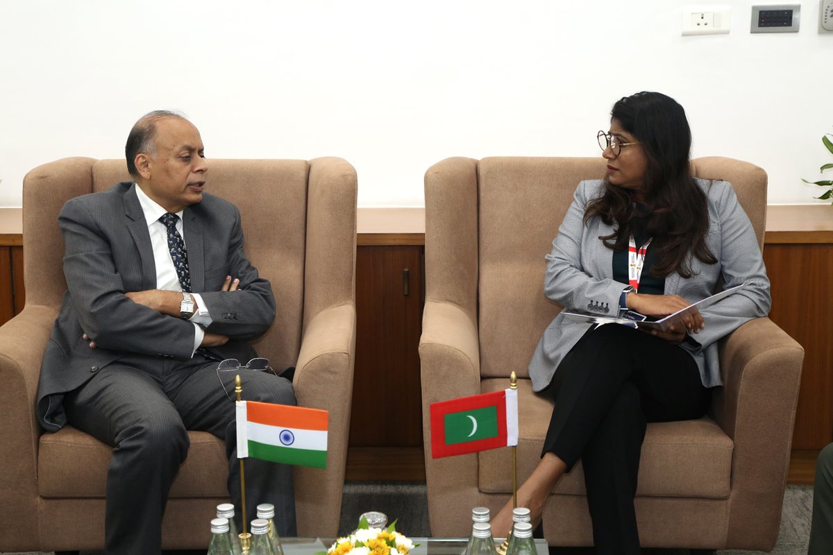 SpokespersonMoD's tweet image. Def Secy Dr @drajaykumar_ias held bilateral meetings w/ delegations from Zimbabwe &amp;amp; Maldives on the sidelines of #DefExpo2022 in Gandhinagar, Gujarat today. Ways to strengthen defence cooperation with the two countries were discussed in the two meetings
pib.gov.in/PressReleasePa…