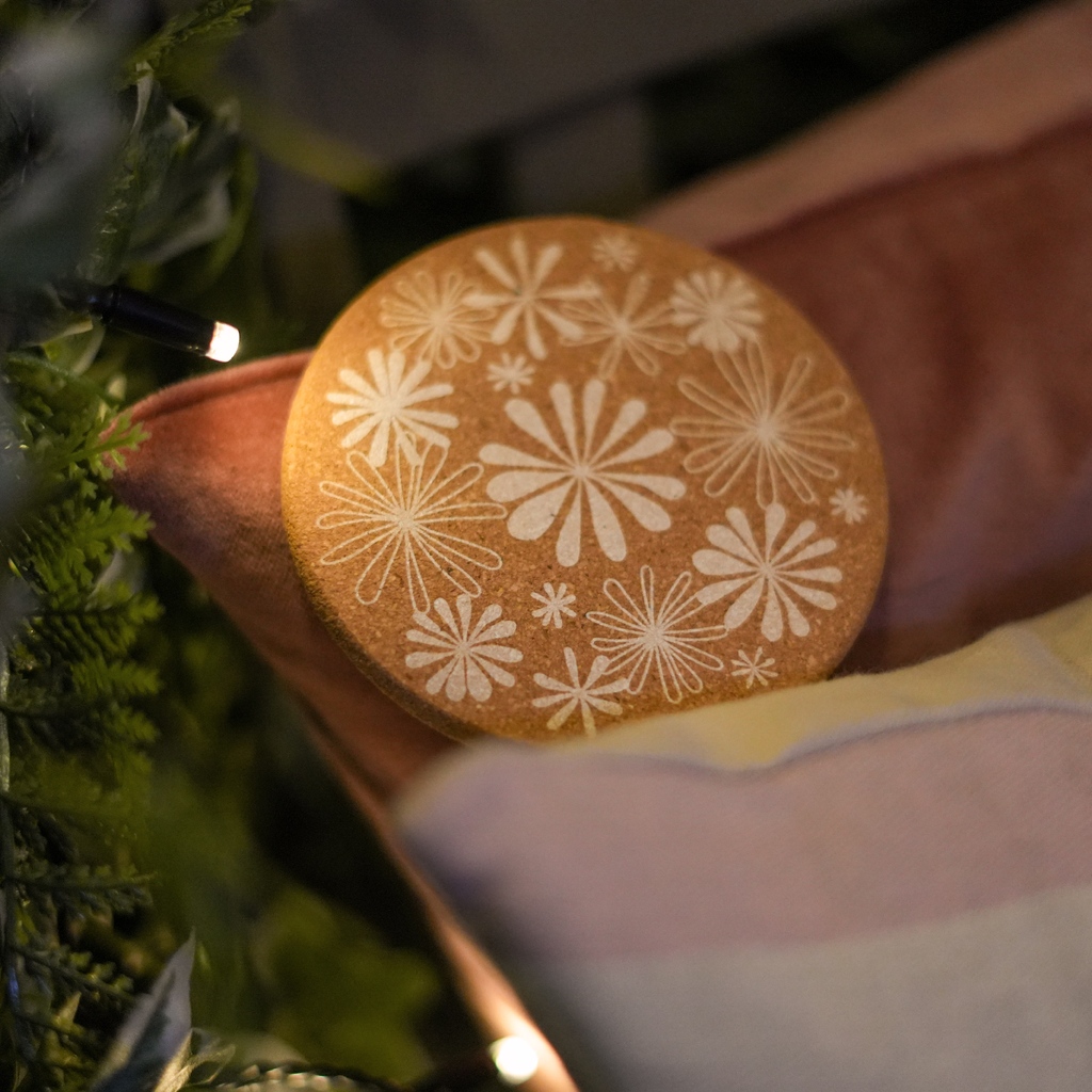 PepMelon's tweet photo. Christmas vibes with white blossom coaster decoration. 
#blossom #coaster #christmasvibe #holidaydecor #giftidea #floraldesign #dessousdeverre #idéecadeau  #pepmelon #weihnachten #weihnachtsdeko #christmasdecor #christmasgiftidea #regalodiNatale #kerstcadeau  #regalodenavidad https://t.co/d98kwK4yb3