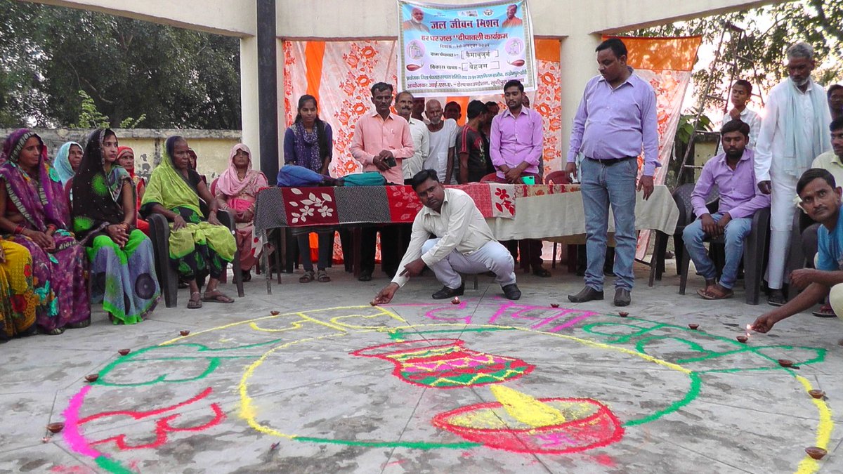 जल जीवन मिशन हर घर जल के तत्वाधान में हेल्प फाउंडेशन के द्वारा नीमगांव, कैमा बुजुर्ग में जल दीपावली मनाई गई। जिसमे  ग्रामवासी ,ग्राम प्रधान,  और हेल्प फाउंडेशन के कोऑर्डिनेटर, कार्यकर्ता की सक्रिय भागीदारी रही।
#jal_jeewan_mission
#drinking_water_tape_water
#DM_Lakhimpur_kheri