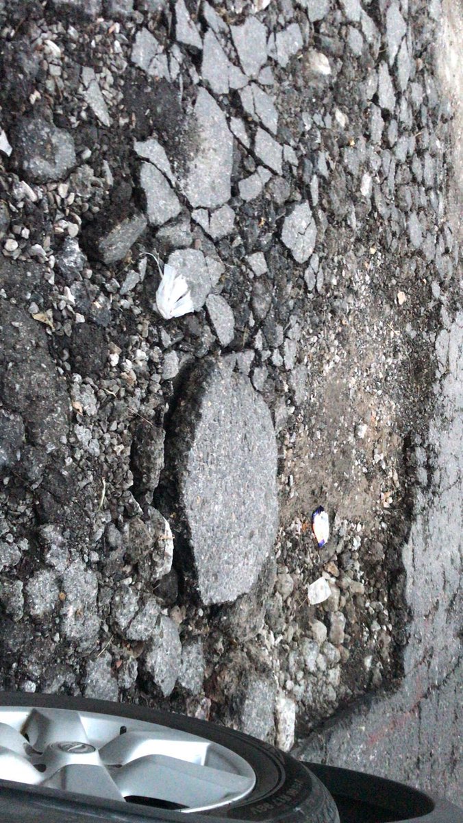 Clossy07's tweet photo. @GobiernoMorelos @LineaCaliente @cuauhtemocb10 @DiariodeMorelos la Col Maravillas necesita ayuda, los baches se han convertido en socavones, llegar a las casas es una aventura que casi imposible, las calles Ocotepec, Aurora, Zamora, Piamonte, Cataluña, necesitamos ayuda!! 🙏🏽🙏🏽 https://t.co/W6Cevwt22I