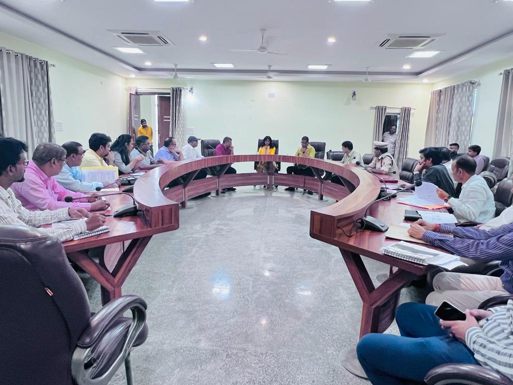 NCSC_GoI's tweet photo. राष्ट्रीय अनुसूचित जाति आयोग की माननीय सदस्या @anjubalabjp ने आगरा ज़िले के जिलाधिकारी, पुलिस अधीक्षक सहित जनपद के सभी वरिष्ठ प्रशासनिक अधिकारियों के साथ समीक्षा बैठक कर लम्बित प्रकरणों से सम्बन्धित विषयों पर विचार विमर्श किया ई #NCSC #article338 #ScheduledCastes #PoAAct https://t.co/V3VqoA7nwn