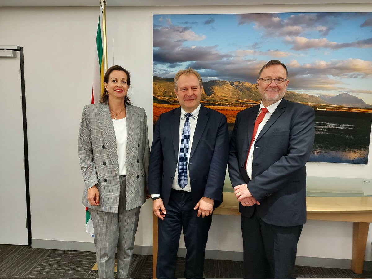 GermanyCapetown's tweet photo. Great to welcome 🇩🇪 City of Hamburg to the Mother City 🇿🇦! As part of 🇪🇺 International City Partnerships Program: intense talks about #renewableenergy, #wastemanagement and #wastewater with @CityofCT and @WesternCapeGov. So much to learn from each other. Thank you @thegreencape! https://t.co/vZqR5JLnoD