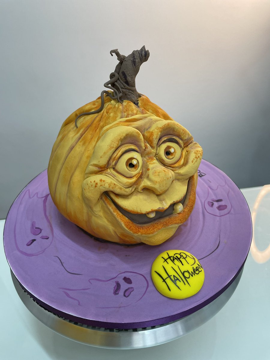 Bolo de halloween, fiz com recheio Oreo e cobertura de chocolate branco. #halloween #cake #bolo #boloabobora