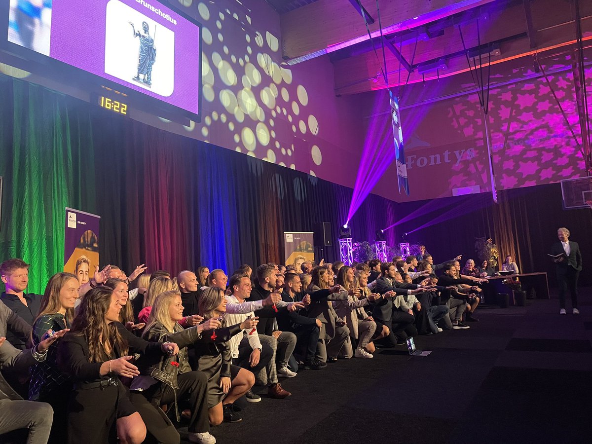 Kijk ze eens staan! 87 nieuwe docenten lichamelijke opvoeding! Trots op deze mooie club mensen! <a href="/Sporthogeschool/">Sporthogeschool</a> <a href="/fontys/">Fontys</a>