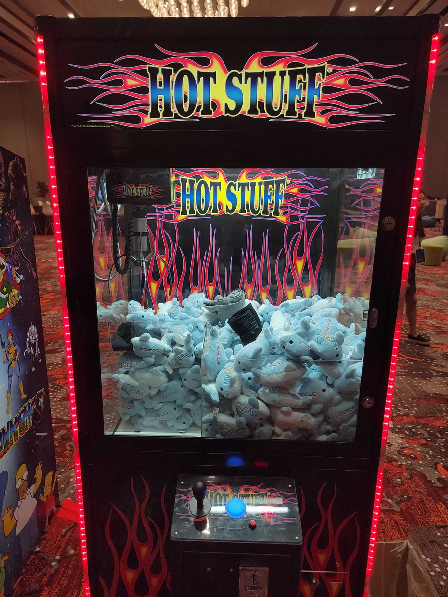 OracleDevs's tweet photo. There's still time to swing by #DevNucleus before #CloudWorld ends! Don't miss your chance to:
β
Play retro arcade games
β
Win a prize in our @MySQL claw game
β
Stack up your block tower
β
Take a selfie with Sakila https://t.co/ezWtrhZsUn