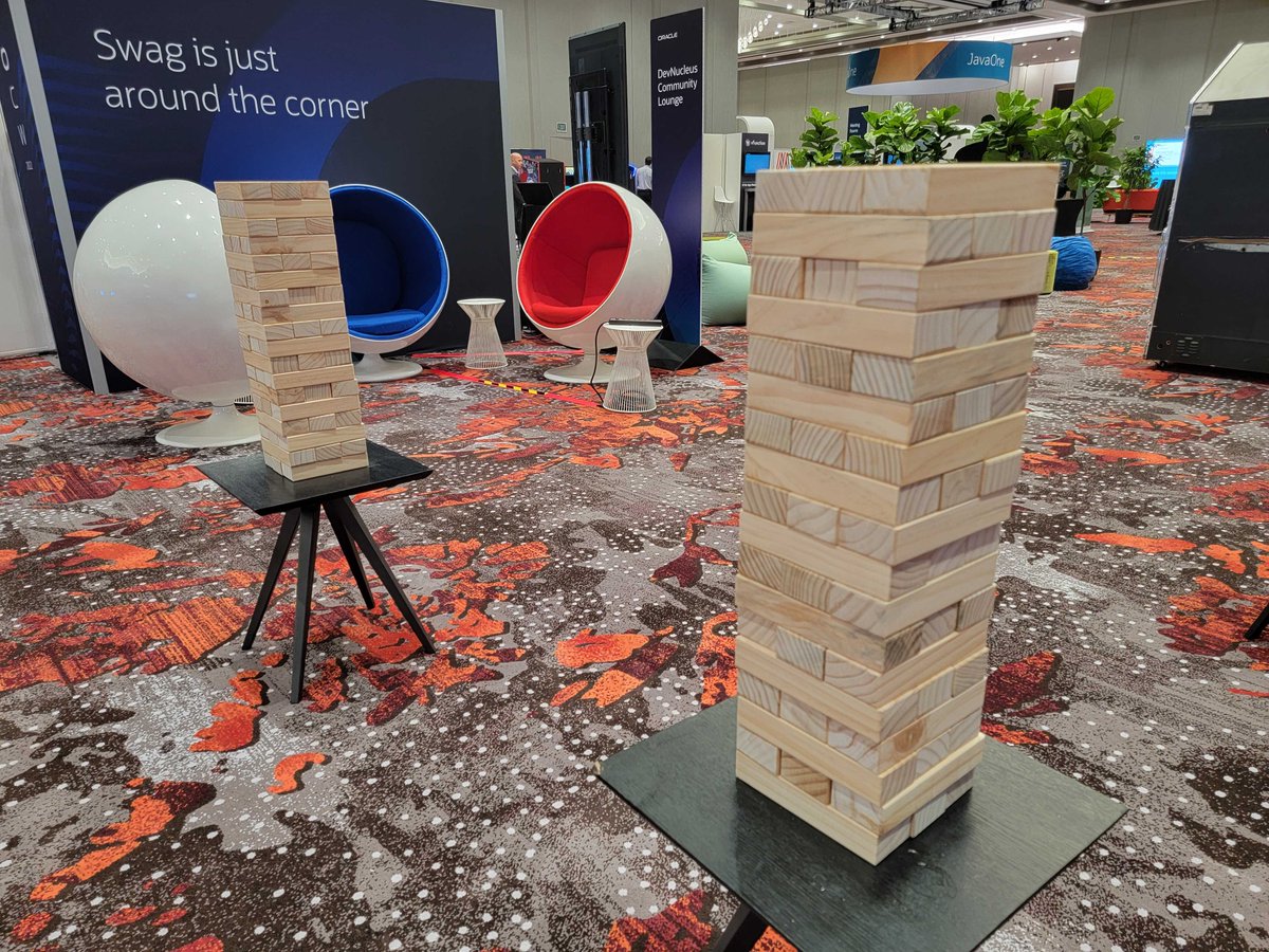 OracleDevs's tweet photo. There's still time to swing by #DevNucleus before #CloudWorld ends! Don't miss your chance to:
β
Play retro arcade games
β
Win a prize in our @MySQL claw game
β
Stack up your block tower
β
Take a selfie with Sakila https://t.co/ezWtrhZsUn