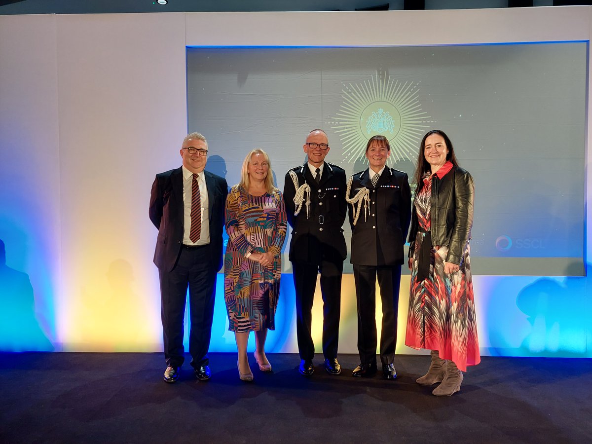 metfriendly's tweet photo. Great for #Metfriendly team to catch up with @metpoliceuk Commissioner Sir Mark Rowley & Deputy Commissioner @DameLynneOwens at the force's Excellence Awards yesterday. Pictured with them (l-r) is Non-Executive Director Graeme McAusland, Chair Joanna Young & CEO Annette Petchey https://t.co/u1v3G0PmzT