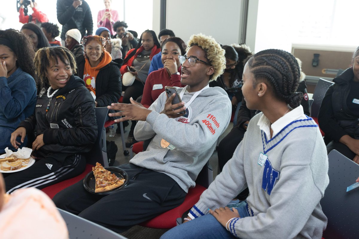 Students from Kenwood Academy High School visited @ChicagoQuantum on Tuesday to participate in a mock vote using quantum technology. The first-of-its-kind event also featured a surprise visit from former President Barack Obama. Learn more: ms.spr.ly/6001dVa6x