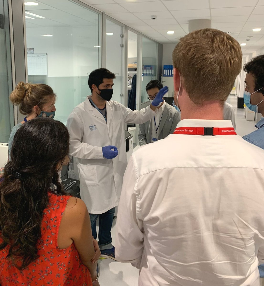 VHIO's tweet photo. Avui hem rebut la visita de l'alumnat d'MBA @iesebschool en el marc del #BarcelonaMBADay, que han conegut què fem a VHIO i el laboratori de Cèl·lules Mare i Càncer. Moltes gràcies per la visita‼️ https://t.co/AXKYjtyeAk