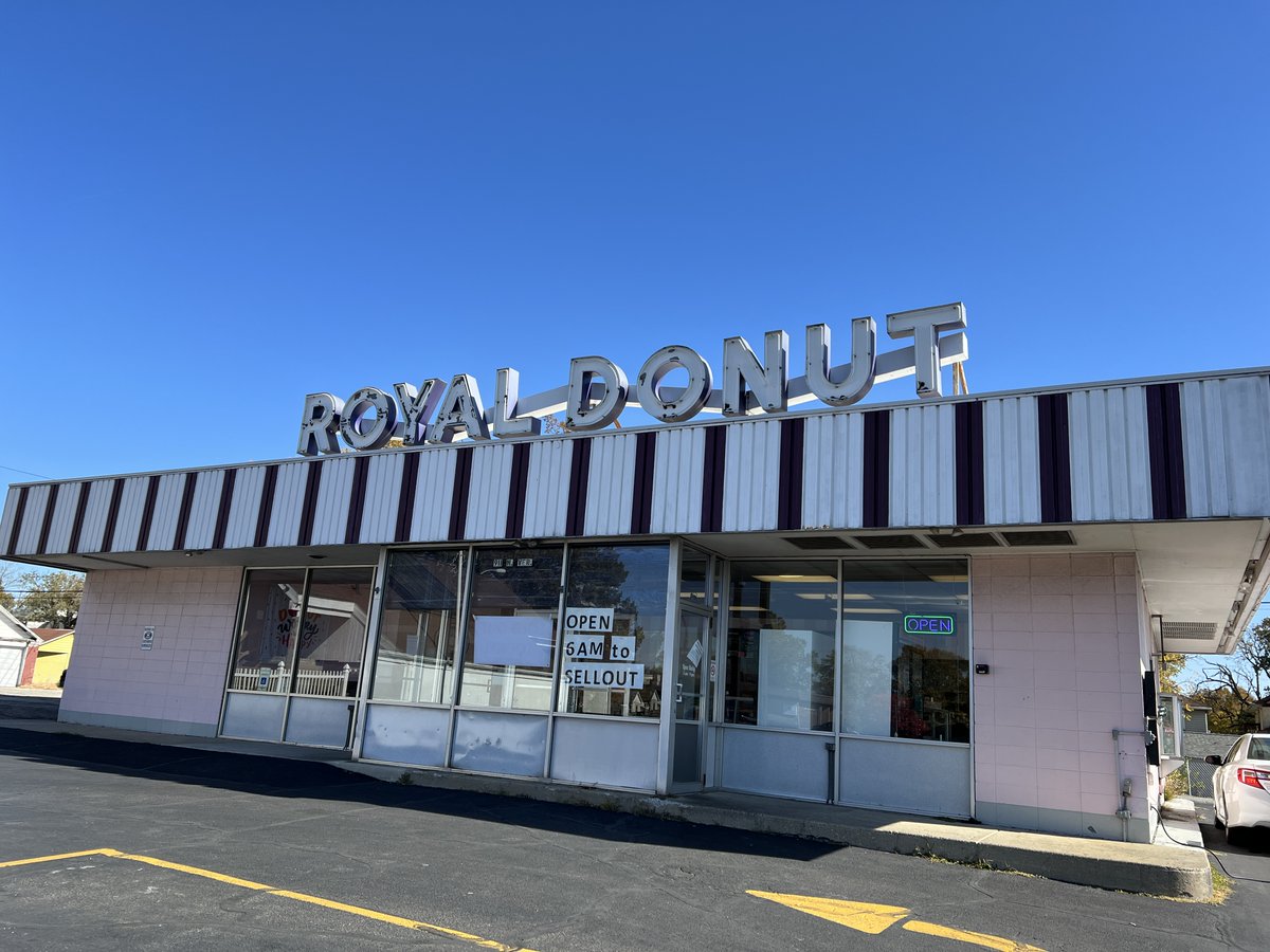 StevenWayneFit2's tweet photo. From my 10.5 mile workout run yesterday with my friend, and then the reward after that run! #RoyalDonut #DanvilleIL #KickapooStatePark #Kickapoo #Illinois #running #runner #distancerunner https://t.co/2D71ns4Hss