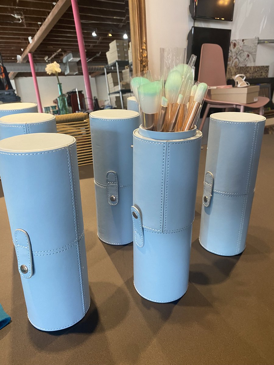 Get a jump start on your holiday shopping with these great makeup brushes 🎁
•
•
•
#holidayshopping #giftideas #shoploca #shopsmall #miami #thriftstorefinds #thrift