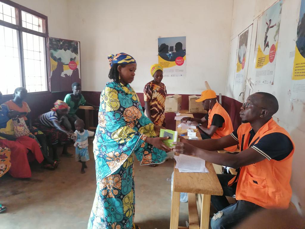 UNICEF_CAR's tweet photo. . @UNICEF a distribué des📱à 696 familles à #Boaro qui pourront maintenant retirer bimensuellement des transferts monétaires via #OrangeMoney grâce à l'appui de @FCDOGovUK et le partenariat avec @OrangeRca.
Les 💰 contribuent à améliorer la situation nutritionnelle des enfants. https://t.co/MNPttBpvmK