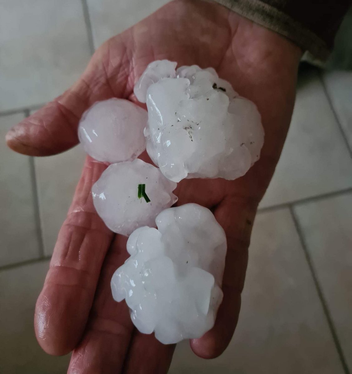 Großer Hagel vor einer Stunde über Mur-de-Sologne in der Region Centre-Val de Loire, hervorgerufen durch eine eingelagerte Superzelle via Isabelle Gasnot (Facebook)
#orage 

<a href="/pgroenemeijer/">Pieter Groenemeijer 🇪🇺💙💛</a> <a href="/Djpuco/">Tomas Pucik</a> <a href="/KeraunosObs/">Keraunos</a>