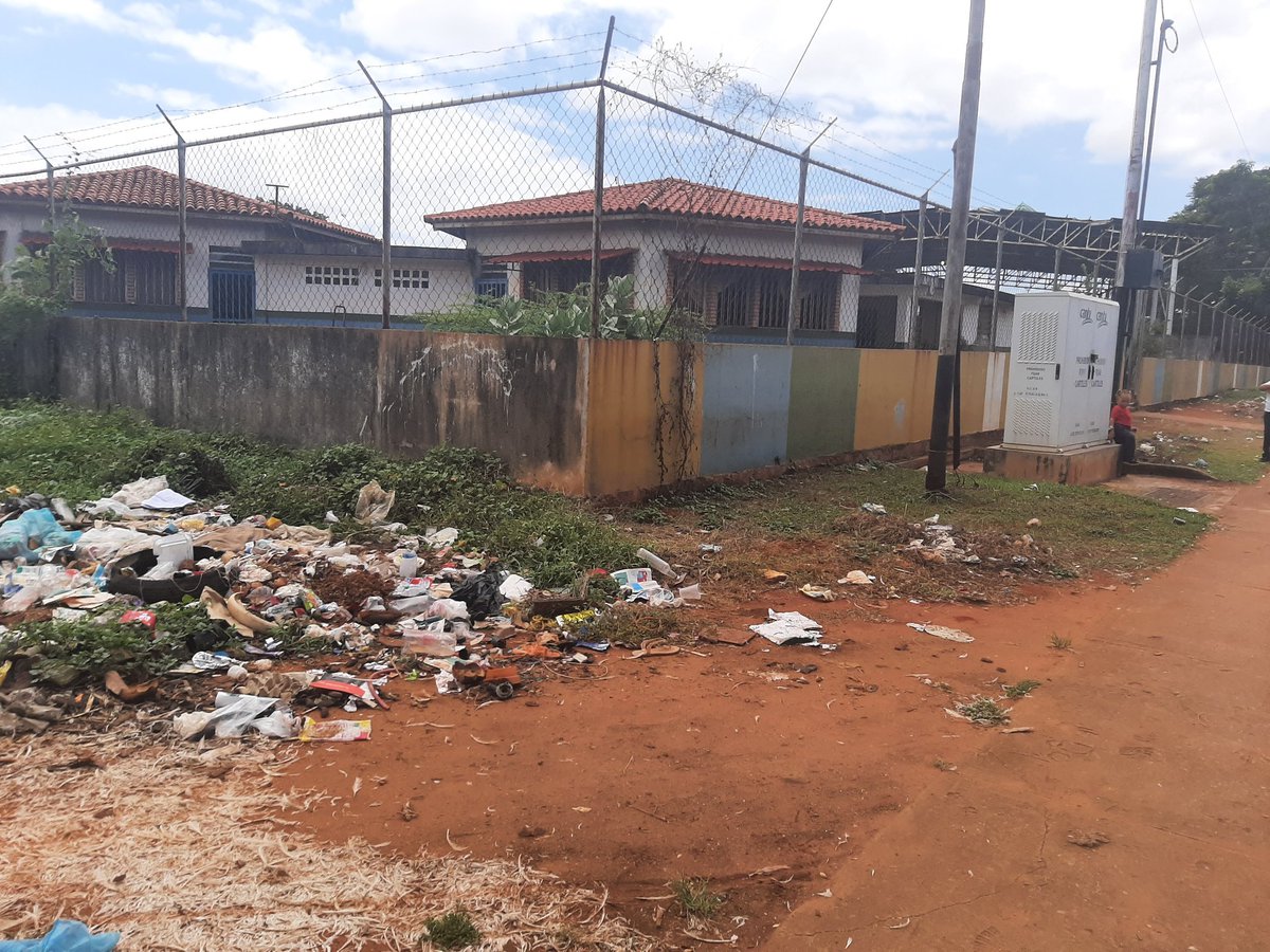 Astridyeb's tweet photo. Buen Día, A quien pueda interesar. Por nuestros niños de Guayana Solicito el Apoyo para recoger la basura q está justo al lado del Preescolar Dr. Rafael Vegas, ubicado en el core 8 #Atencion Agradeciendo de antemano su valiosa colaboración... 😀  #contaminacion https://t.co/K68MCZXoyR