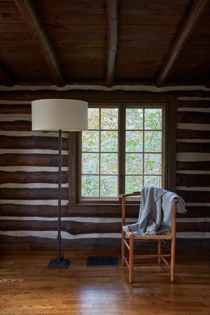 LoghavenAR's tweet photo. "The lighting in the cabin creates a warm, welcoming glow throughout the interior space. The lighting in the Visual Art studio is perfect, warm and cool, even light."– Loghaven Fellow  📷@brucecolephoto #LoghavenArtistResidency #LoghavenOpenCall #Loghaven https://t.co/XECQdbNiJO