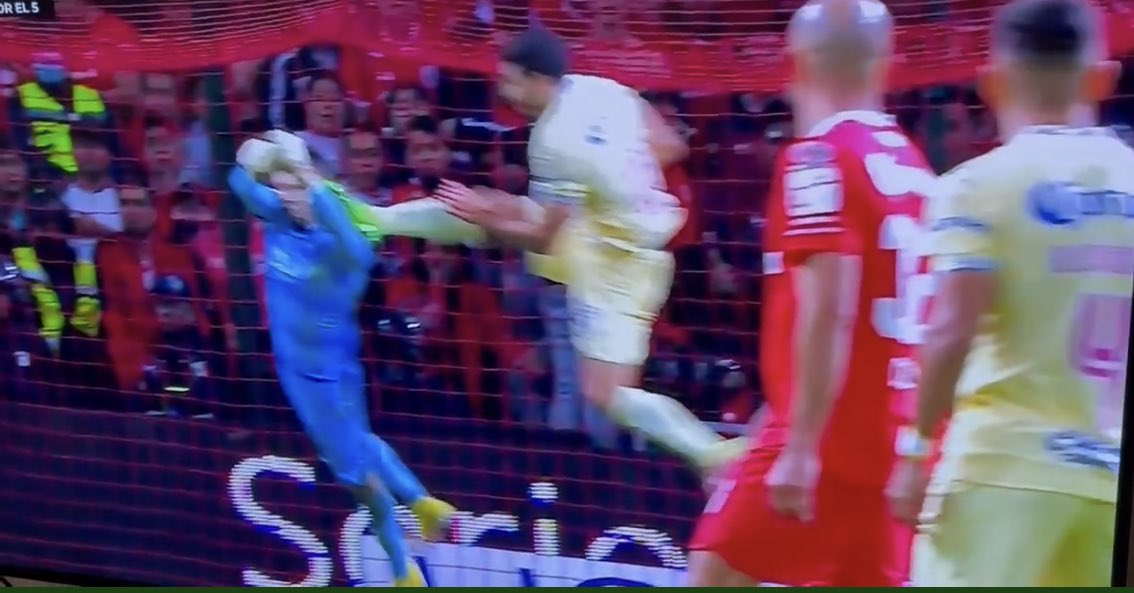 omarnarce93's tweet photo. Dicen q es roja de Henry.

Y a @TiagoVolpi? Porque no expulsaron a Volpi, estuvo a nada de arrancarle con la oreja 2 tachones de sus botines NUEVOS a @HenryMartinM, eso sin mencionar una posible lesión en el tobillo del jugador y goleador de la selección. Una pena lo del VAR https://t.co/4T4sRDe3Bw