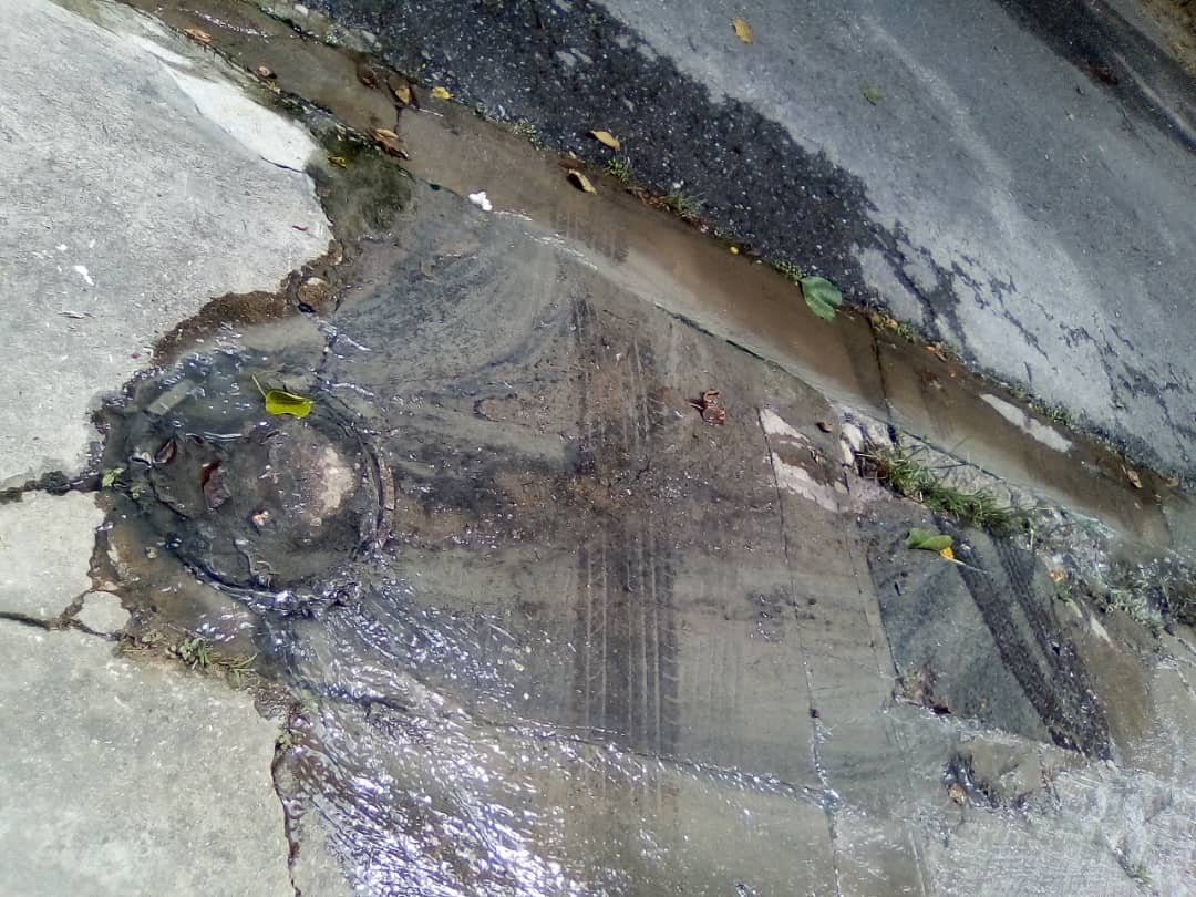 infomacaracuay's tweet photo. Srs @imasucre @lAlcaldiasucre @JoseVRangelA se requiere de cuadrilla para destapar alcantarilla de aguas negras. Urbanización #Macaracuay Av Arichuna con calle Tarabay, Zona N #20Octubre https://t.co/P6XKrSbCgX