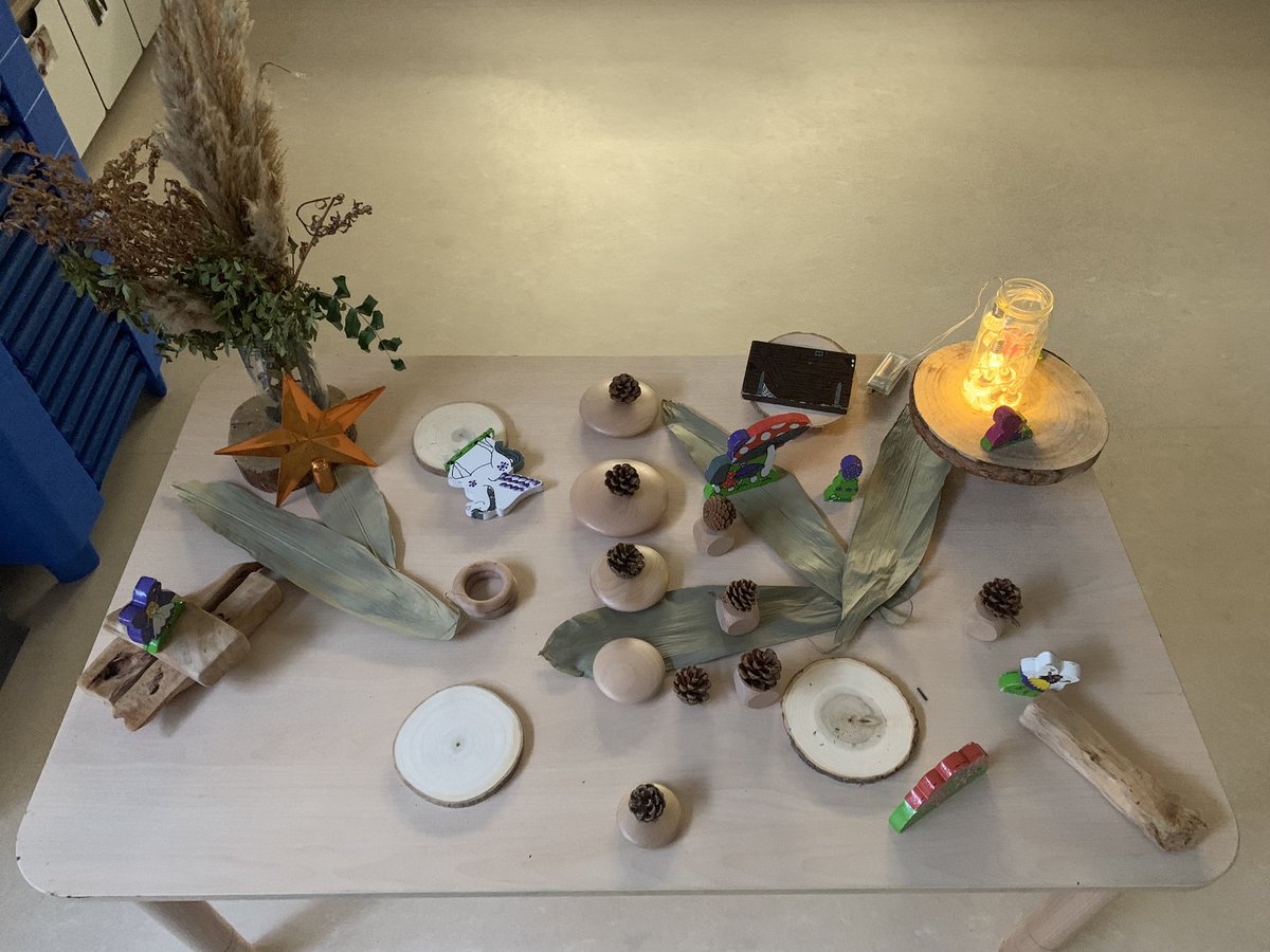 EY_BSBS's tweet photo. A thoughtfully arranged provocation in #nursery @BSB_Barcelona #BSBSitges today. Incorporating #NaturalResources and #LooseParts &amp; follows the interests the children have shown in some of our small world resources #imagination #curiosity #socialising #BSBLearnerHabits #CognitaWay https://t.co/Kl3E694A7o
