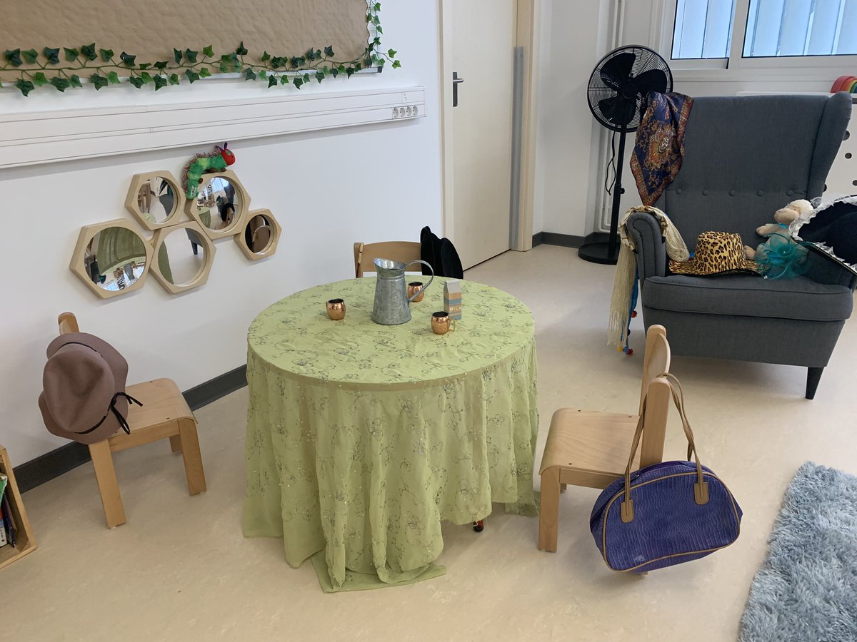 EY_BSBS's tweet photo. Our prenursery class is a home away from home for the youngest learners, a beautiful space, full of #light, #learning and #curiosity. I wonder if the children continued their phone calls in the mirrors today? @rachaelsymes1 @BSB_Barcelona https://t.co/Isdvph44K3