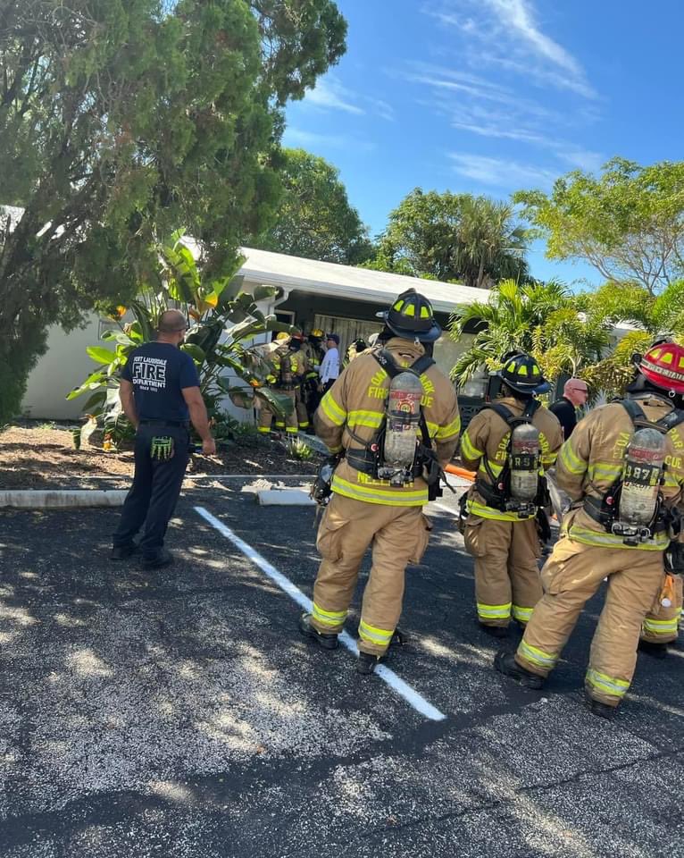 SFREST's tweet photo. 🔥Working Fire🔥

#SFREST &amp; #FLFR are on scene of a residential structure fire in the city of Oakland park. 

Units Assigned: AC2, BC13, BC9, C209, CN26, E16, E20, Q87, Q9, R16, R54, R87, R9 https://t.co/jqTLbr14E3