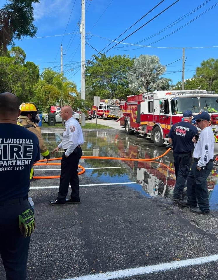 SFREST's tweet photo. 🔥Working Fire🔥

#SFREST &amp; #FLFR are on scene of a residential structure fire in the city of Oakland park. 

Units Assigned: AC2, BC13, BC9, C209, CN26, E16, E20, Q87, Q9, R16, R54, R87, R9 https://t.co/jqTLbr14E3