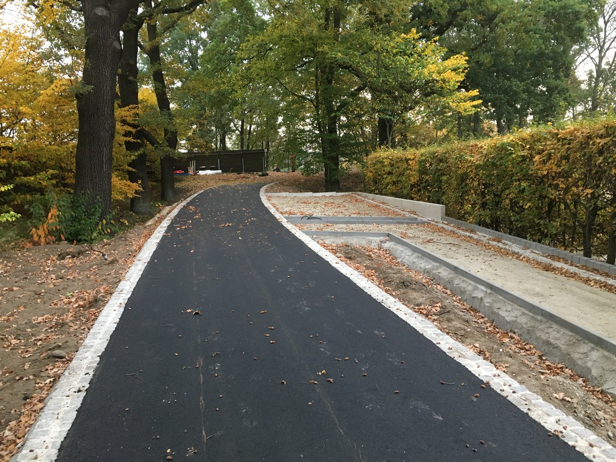 ForstLausitz's tweet photo. Wegebaumaßnahmen zur Verbesserung der #Barrierefreiheit: Im #OstdeutschenRosengarten wird derzeit an fast allen Ecken gebaut, um die Wegebeläge zu erneuern.
ℹ️ Finanzierung: #Kooperationsprogramm #Brandenburg - Polen 2014-2020 im Rahmen des #INTERREG-VA-Projektes. #forstlausitz https://t.co/k1zULHdOem