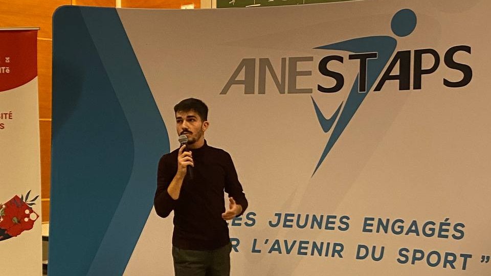 [ #CongrèsANESTAPS 🗣]
 
@Tim_ANESTAPS introduit la plénière d’ouverture et revient sur les différents temps forts du 47ème Congrès de l’<a href="/ANESTAPS/">ANESTAPS</a>.

"Un congrès c'est un événement où il y a pleins de moments d'échanges, de cohésion mais aussi différents temps de formations."