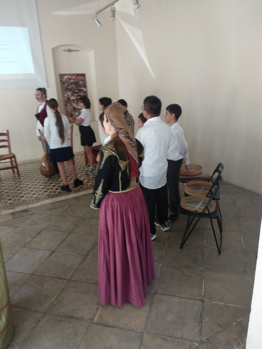 CPRAderan2's tweet photo. #TeachersOnTour #Mierasmusplus #ErasmusPlus @sepiegob @ceparacena Cuarto día en Chipre.
Visita a un centro de conservación de la cultura popular, visita a la biblioteca de la Universidad de Chipre y a un centro de Educación Infantil. Recorrido por el barrio del colegio. https://t.co/ZnbJQlVM7t