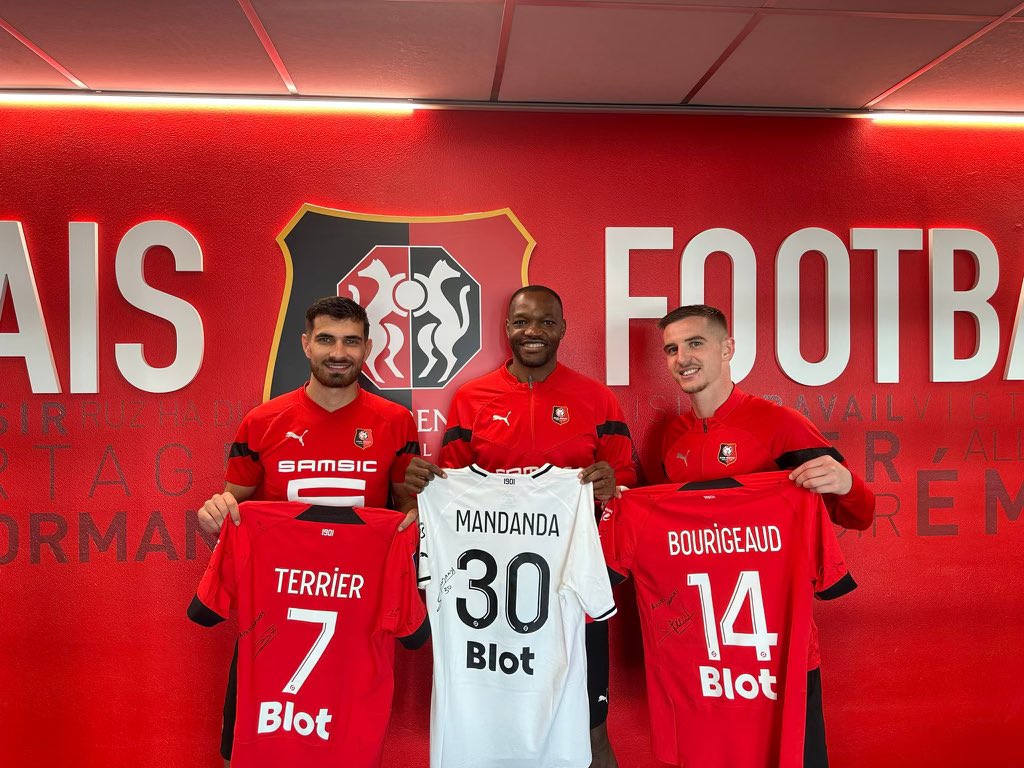 Maillots dédicacés pour la vente aux enchères de notre Téléthon au profit de l’AFM Téléthon 🔥🔥🔥

<a href="/GrisonEmilie/">Emilie</a> <a href="/Reivax83417620/">PassionSRFC</a> 
Vous êtes INCROYABLES 🙏👏😘
Bravo Marraine et Xavier 🤪

<a href="/kevadamsss/">Kev Adams</a> <a href="/LTiennotHerment/">Laurence Tiennot-Herment</a> <a href="/Telethon_France/">AFM-Téléthon</a> <a href="/AfmPresse/">AFM-Téléthon PRESSE</a>