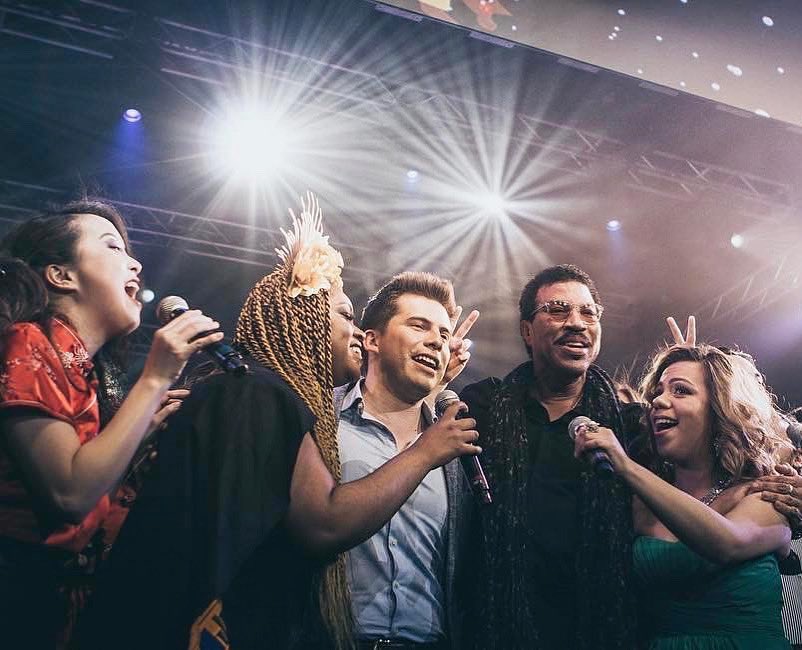 Turbo #tbt compartiendo el escenario con @lionelrichie en @agannisarena si…  soy el de camisa azul 🫠
#SentenciaQuieroCantar